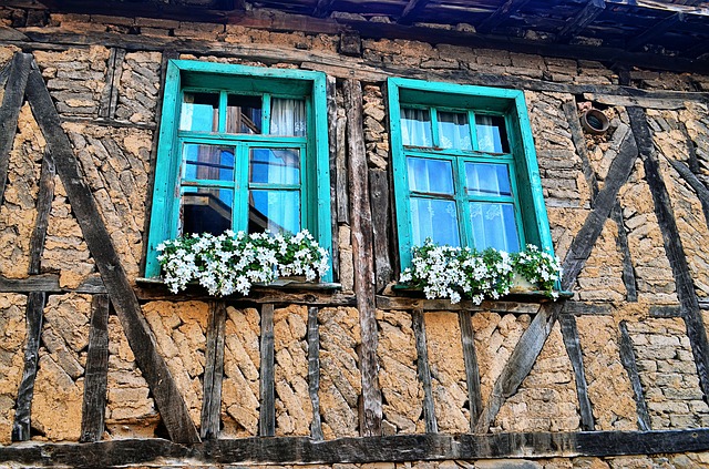 stará okna, truhlíky, výzdoba, květiny